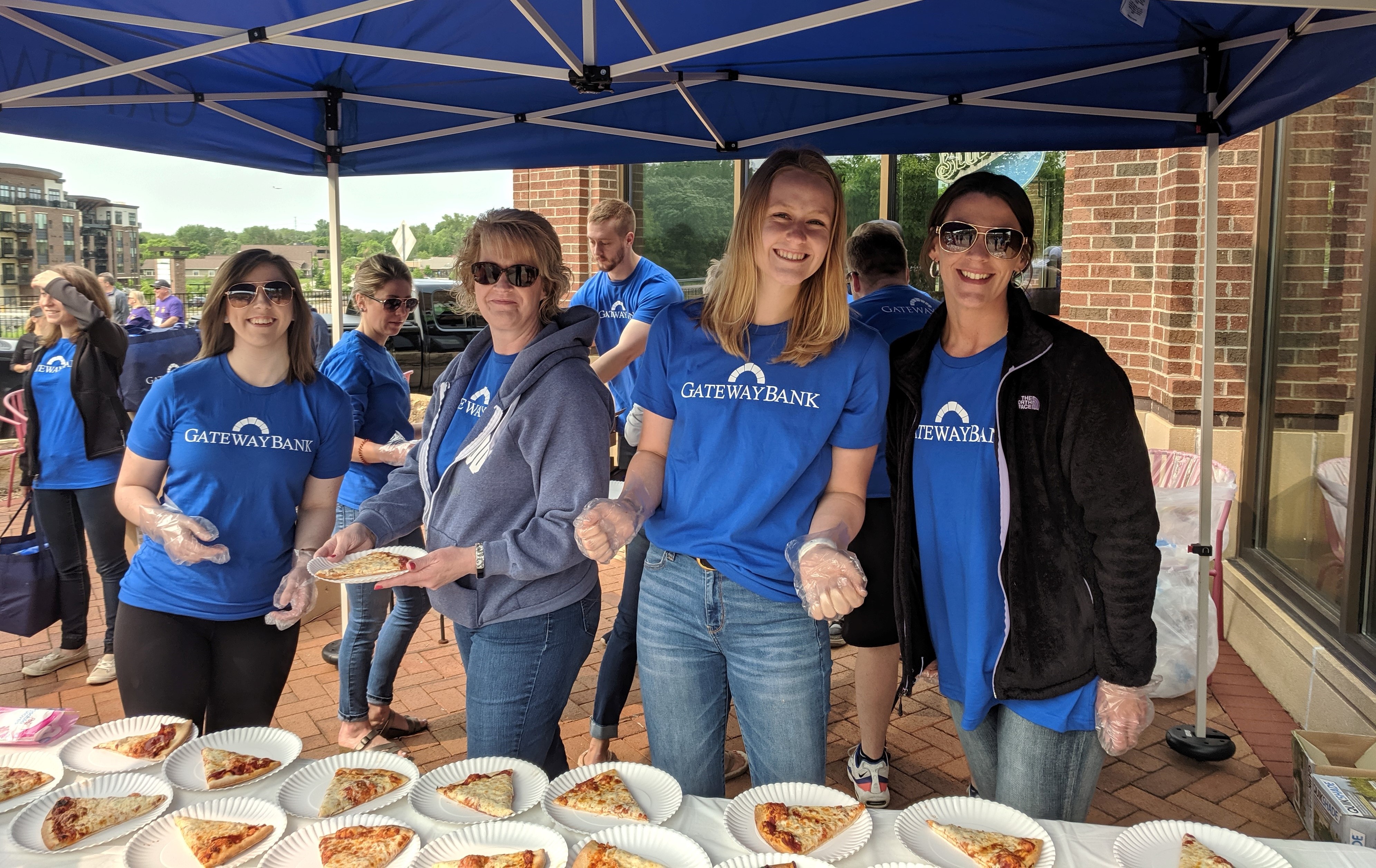 Gateway Bank associates handing out pizza at Mendota Heights 5k run.